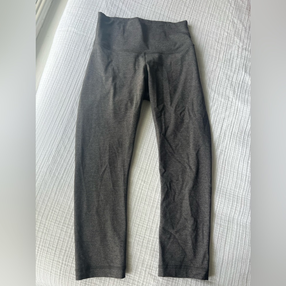 GREY CROPPED LULULEMON LEGGINGS - size 6 , like new